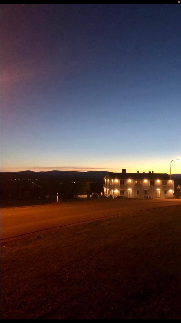 Jaettefin Laegenhet Mellan Staden Och Fjaellet Oviken Exterior photo